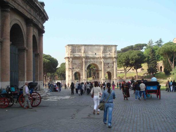 コンスタンティウスの凱旋門。左にカーブしていったところにコロッセオの入り口があるはずです。